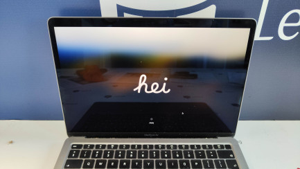 Zdjęcie przedmiotu: Notebook / Laptop Apple MacBook Air 13'' 8 - rdzeniowy procesor Apple M1 z 7 - rdzeniową grafiką, dysk 256 GB SSD (gwiezdna szarość), kod prod. MGN63ZE/A 