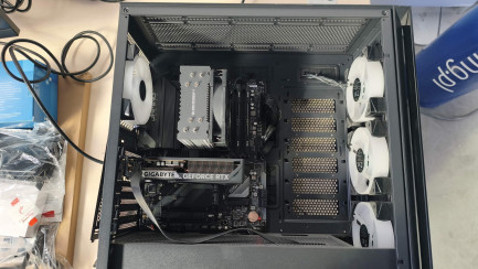 Zdjęcie przedmiotu: Computer set: Intel Core i5-12400F desktop computer, RTX 5060, 32GB, 2TB M2, WIN 11 Pro + 27" AOC 27G4X LED monitor + Headphones + Keyboard + Mouse