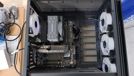 Zdjęcie przedmiotu: Zestaw komputerowy: Komputer stacjonarny Intel Core i5-12400F, RTX 5060, 32GB, 2TB M2, WIN 11 Pro + Monitor LED 27" AOC 27G4X + Słuchawki + Klawiatura  + Myszka 