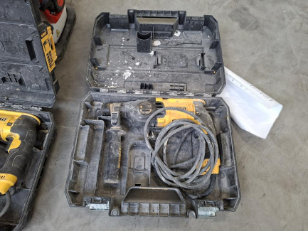Zdjęcie przedmiotu: A set of power tools and construction equipment