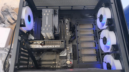 Zdjęcie przedmiotu: Zestaw komputerowy: Komputer stacjonarny Intel Core i5-12400F, RTX 5060, 32GB, 2TB M2, WIN 11 Pro + Monitor LED 27" AOC 27G4X + Słuchawki + Klawiatura  + Myszka 
