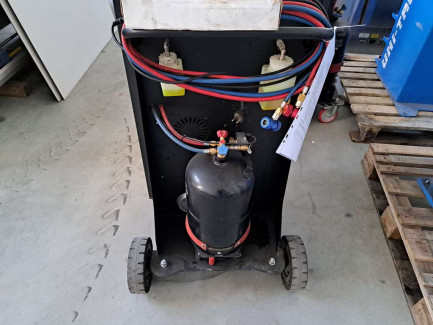 Zdjęcie przedmiotu: Set of workshop equipment (air conditioning equipment, wheel balancer, tire changer, jump starter, fault tester)