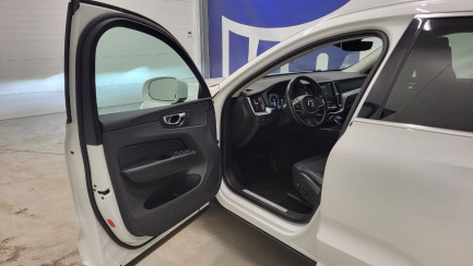 Zdjęcie przedmiotu: Volvo XC60 D4 SCR AWD Momentum aut