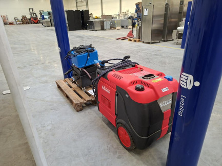 Zdjęcie przedmiotu: Workshop equipment set (OPTIMA STREAMER OPTIMA XD steam cleaner, SANTOEMMA HOT SAABRINA FOAM washing vacuum cleaner)