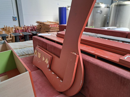 Zdjęcie przedmiotu: Restaurant equipment (sofas and shelves)