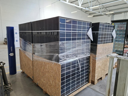 Zdjęcie przedmiotu:  Elements of the JASOLAR JAM54D40-425/MB photovoltaic installation with a capacity of 49.2 kW with a DEYE energy storage
