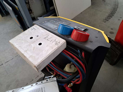 Zdjęcie przedmiotu: Set of workshop equipment (air conditioning equipment, wheel balancer, tire changer, jump starter, fault tester)