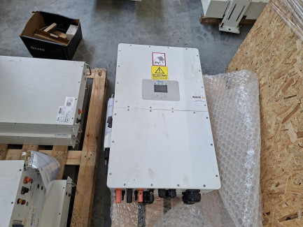 Zdjęcie przedmiotu:  Elements of the JASOLAR JAM54D40-425/MB photovoltaic installation with a capacity of 49.2 kW with a DEYE energy storage