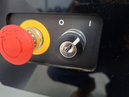 Zdjęcie przedmiotu: DEKA SCHWARZY medical device using electromagnetic fields to build muscle and shape the body