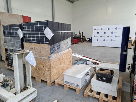 Zdjęcie przedmiotu:  Elements of the JASOLAR JAM54D40-425/MB photovoltaic installation with a capacity of 49.2 kW with a DEYE energy storage