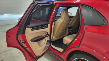 Zdjęcie przedmiotu: Porsche Cayenne Turbo Błędny wpis mocy i pojemności silnika w DR