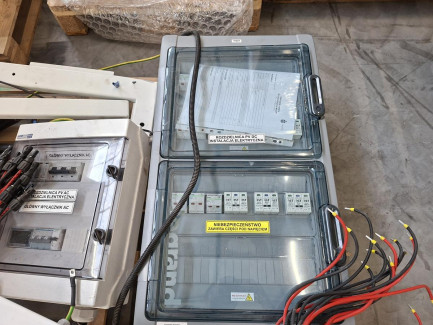 Zdjęcie przedmiotu:  Elements of the JASOLAR JAM54D40-425/MB photovoltaic installation with a capacity of 49.2 kW with a DEYE energy storage