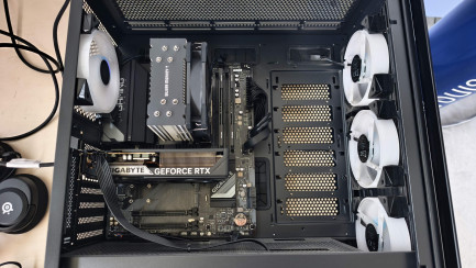 Zdjęcie przedmiotu: Zestaw komputerowy: Komputer stacjonarny Intel Core i5-12400F, RTX 5060, 32GB, 2TB M2, WIN 11 Pro + Monitor LED 27" AOC 27G4X + Słuchawki + Klawiatura  + Myszka 