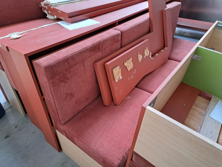 Zdjęcie przedmiotu: Restaurant equipment (sofas and shelves)