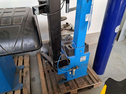 Zdjęcie przedmiotu: Set of workshop equipment (air conditioning equipment, wheel balancer, tire changer, jump starter, fault tester)