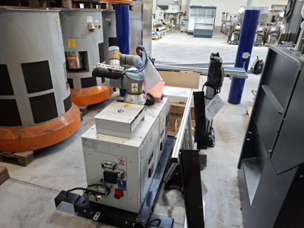 Zdjęcie przedmiotu: UR palletizing station for cartons MECHANICA M-0107-02