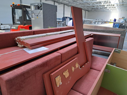 Zdjęcie przedmiotu: Restaurant equipment (sofas and shelves)