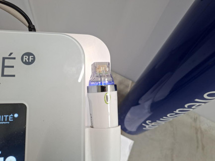 Zdjęcie przedmiotu: INFINITE RF cosmetic device used for acne scar reduction, rejuvenation, stretch mark reduction, lifting, and discoloration removal.