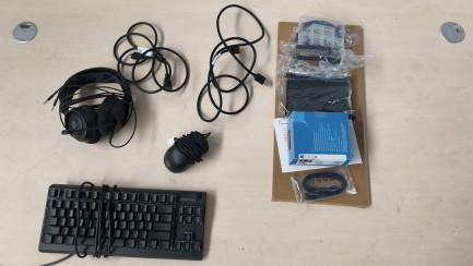 Zdjęcie przedmiotu: Zestaw komputerowy: Komputer stacjonarny Intel Core i5-12400F, RTX 5060, 32GB, 2TB M2, WIN 11 Pro + Monitor LED 27" AOC 27G4X + Słuchawki + Klawiatura  + Myszka 
