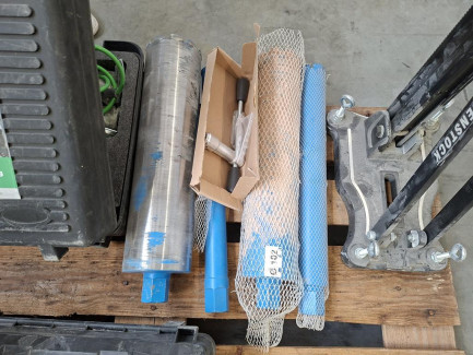 Zdjęcie przedmiotu: A set of power tools and construction equipment