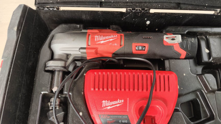 Zdjęcie przedmiotu: Портативні ножиці Milwaukee M18 FNB16-402X