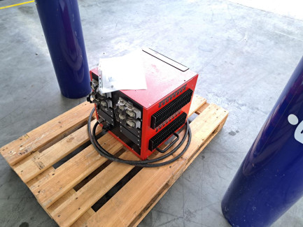 Zdjęcie przedmiotu: The NOLDEN NR8024 hot runner controller is used for precise temperature control in hot runner systems used in the injection molding industry.