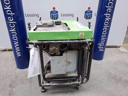 Atmos PB82 screw compressor equipped with an aftercooler with water separator