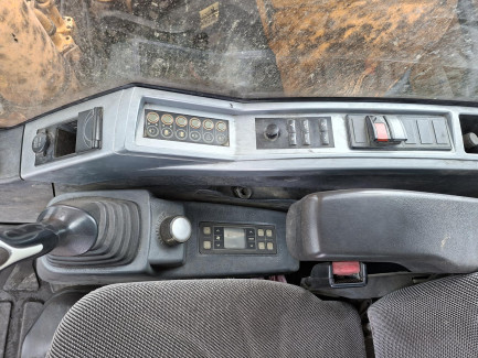 Zdjęcie przedmiotu: Гусеничний екскаватор HYUNDAI ROBEX 235LCR-9