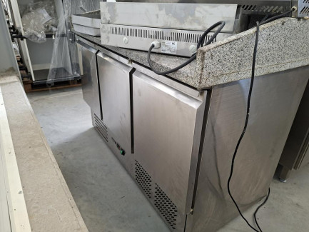 Zdjęcie przedmiotu: A set of catering equipment