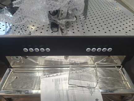 Zdjęcie przedmiotu: Кавоварка CREM EBEE-D82B-22AR 2-х групова