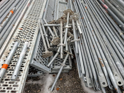 Zdjęcie przedmiotu: Elements of facade scaffolding of the DELTA 70 system