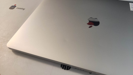 Zdjęcie przedmiotu: Ноутбук Apple MacBook Pro 16 дюймів із сенсорною панеллю, 6-ядерний процесор Intel Core i7 2.6 ГГц, 9-е покоління, 16 ГБ оперативної пам'яті, SSD на 512 ГБ (колір "сірий космос"), код товару MVVL2ZE/A
