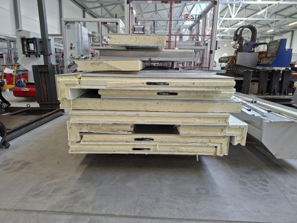 Zdjęcie przedmiotu: COMPONENTS OF A COLD STORAGE UNIT WITH A LILLNORD REFRIGERATION UNIT